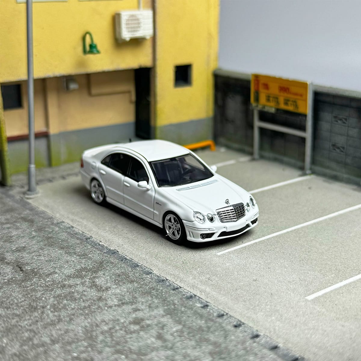 MK Model Mercedes-Benz E63 AMG W211 in White Limited to 599 Pcs 1:64-2