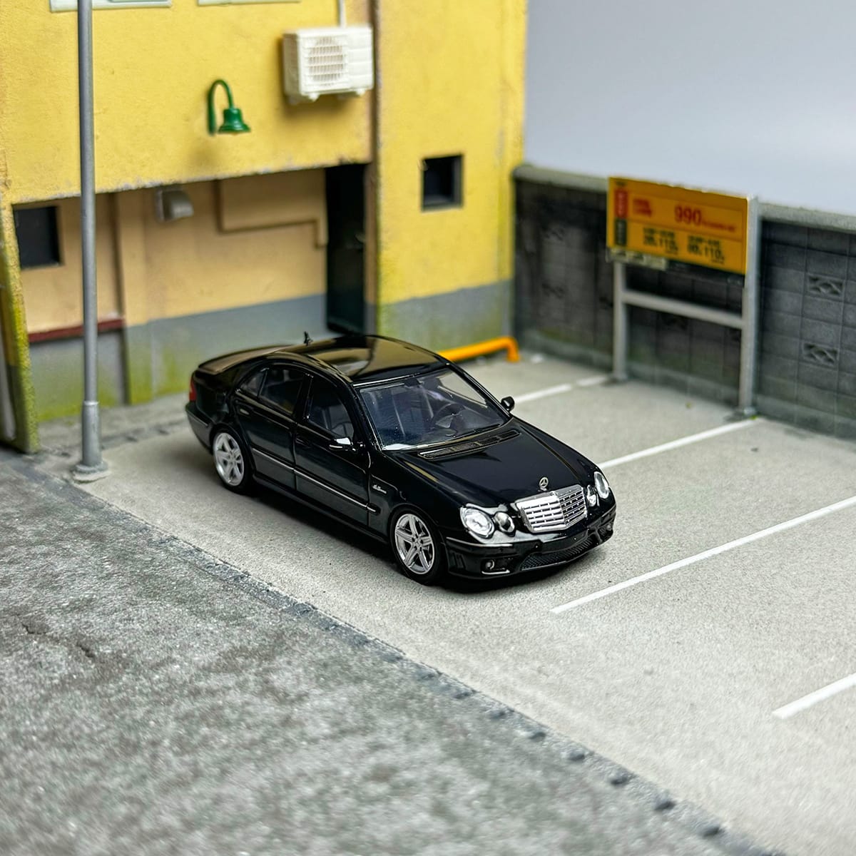 MK Model Mercedes-Benz E63 AMG W211 in Black Limited to 999 Pcs 1:64-1