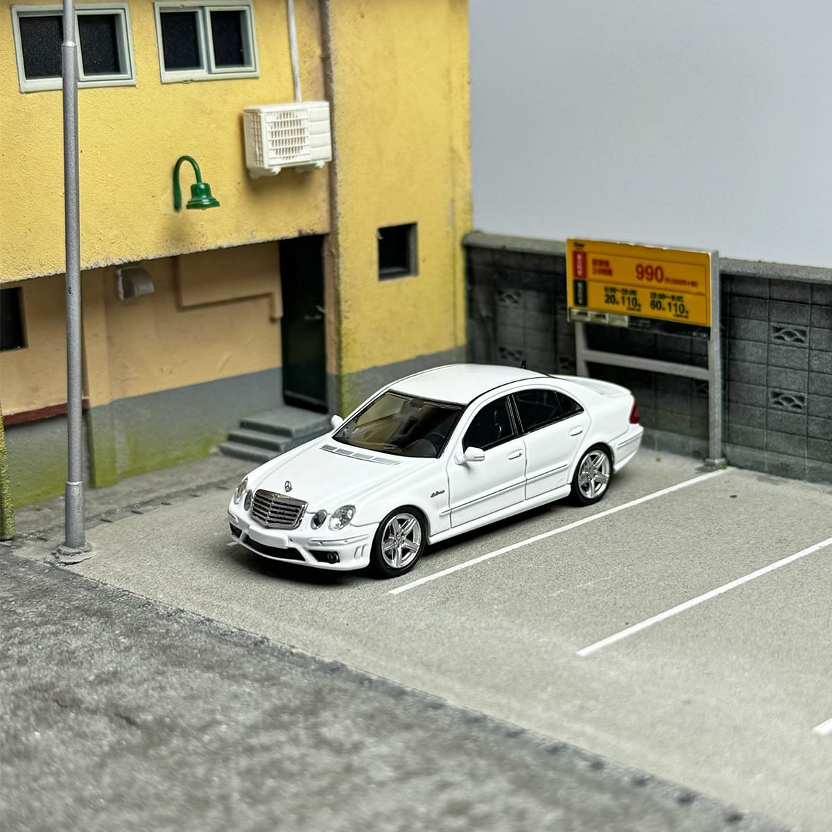 MK Model Mercedes-Benz E63 AMG W211 in White Limited to 599 Pcs 1:64-1